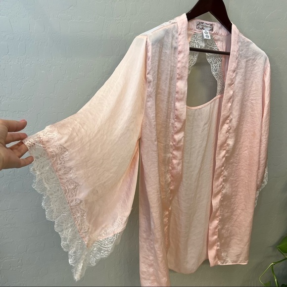 Band of Gypsies pink satin flowy Kimono with white lace trim,open back,overszd - Picture 4 of 12